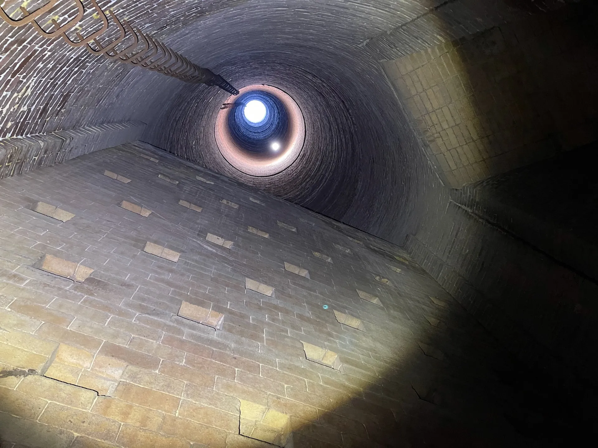 Blick im Inneren eines Schornsteins nach oben, aufgenommen bei einer Drohneninspektion
